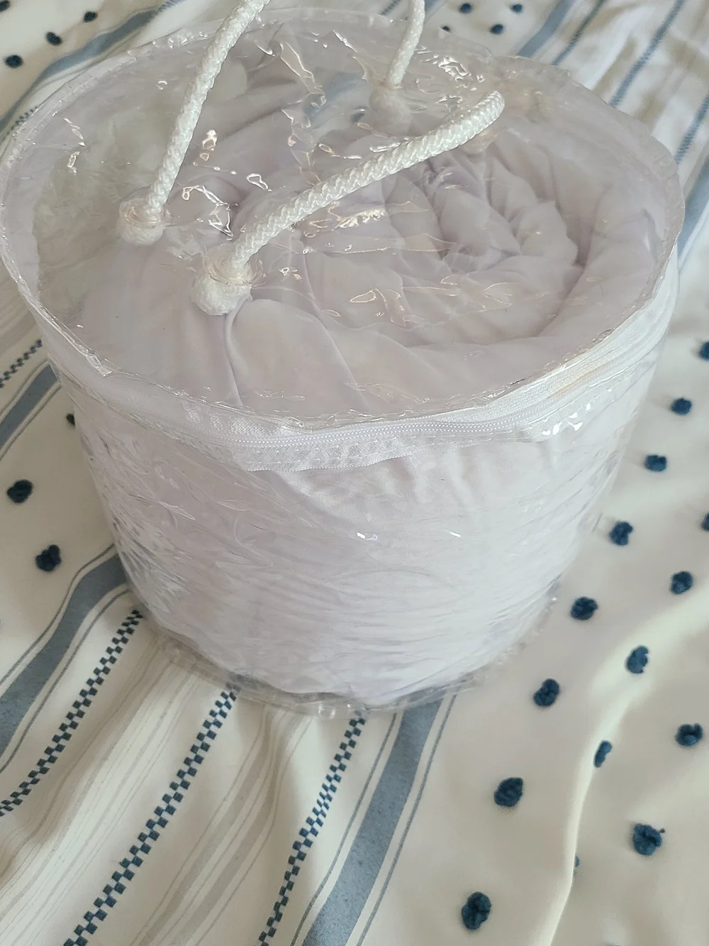 Snugstot Queen Size White Bed Wedge With Pockets